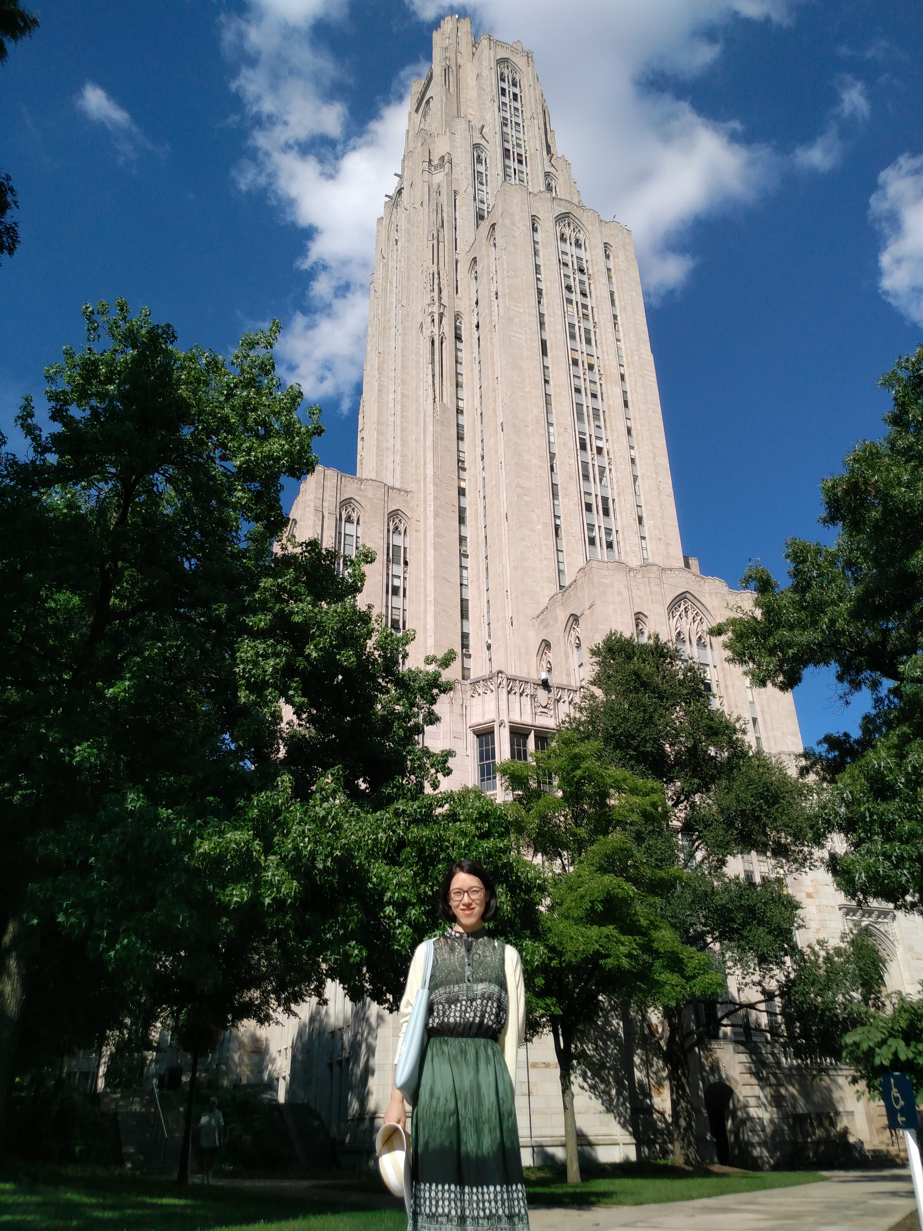 我在 Cathedral of Learning 前